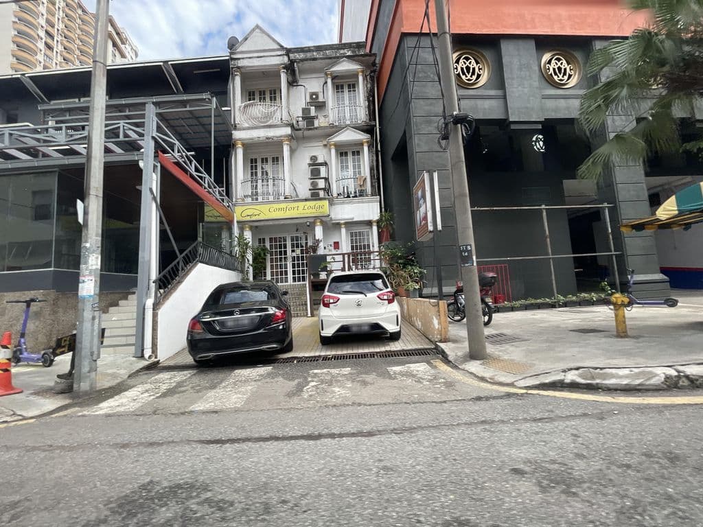 Street view near LAZATNEA ROOF TOP