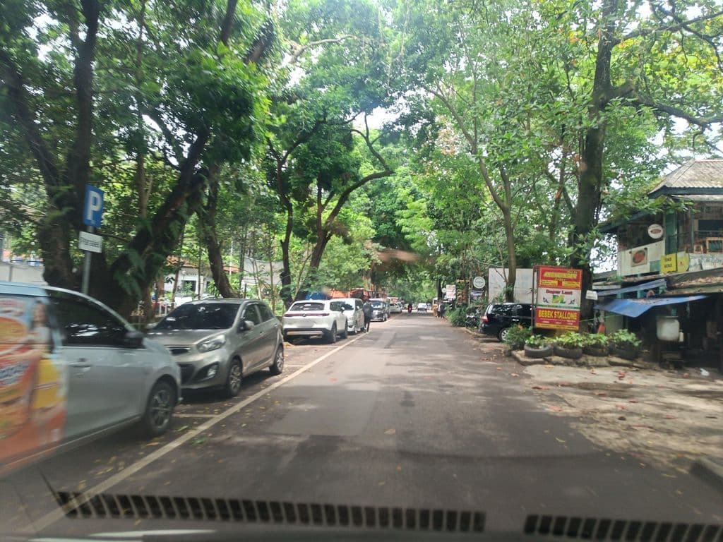 Street view near Waroeng shisha