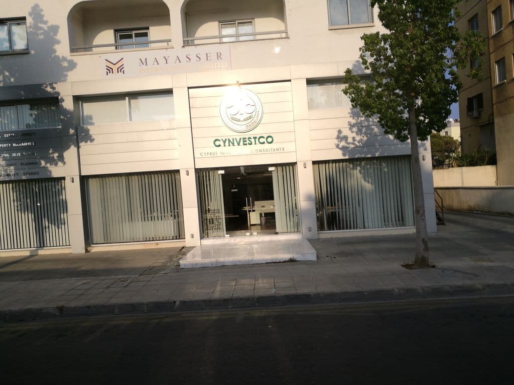Street view near Caffe de Roma
