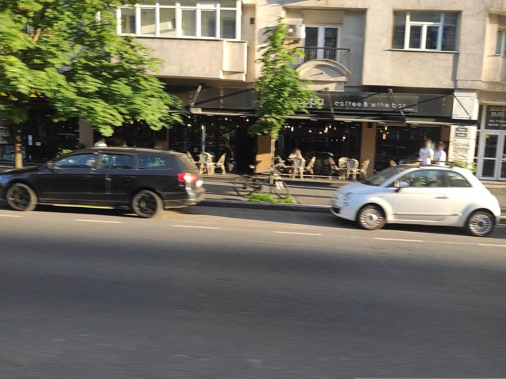 Street view near Narghilea de lux Victoriei