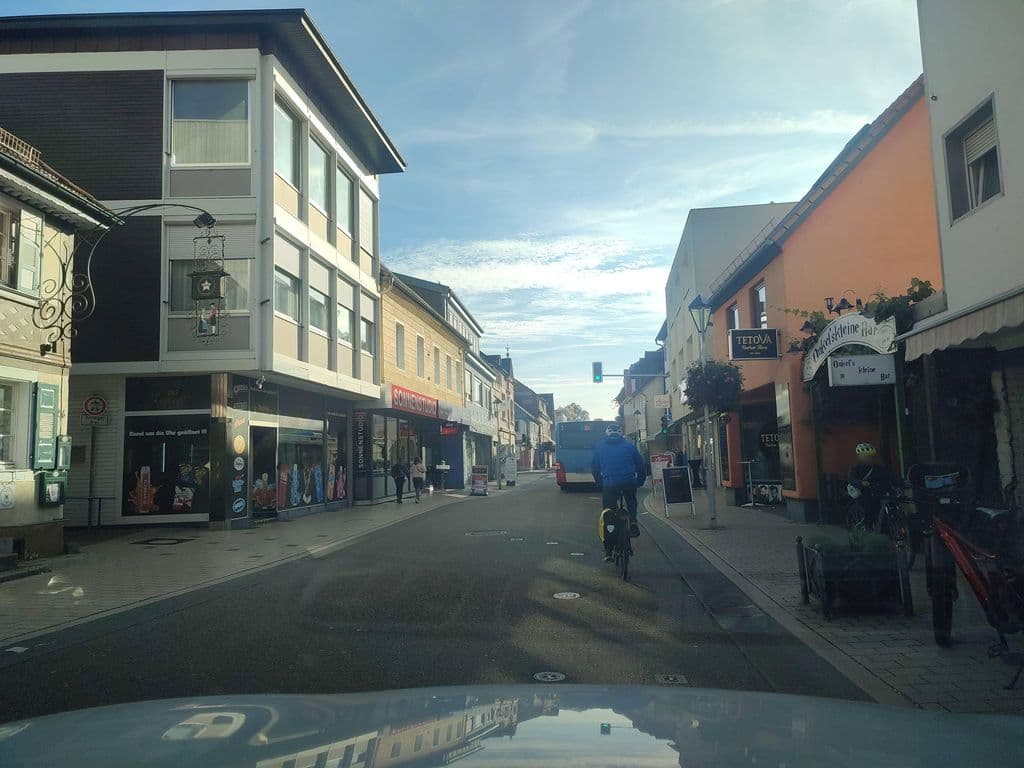 Street view near Tentom / Kleine Bar