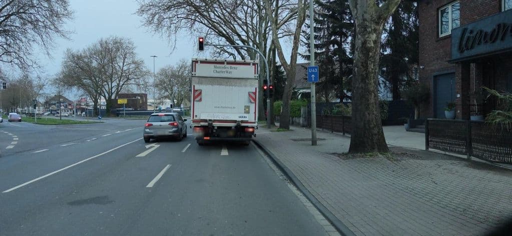 Street view near Cafe Limon