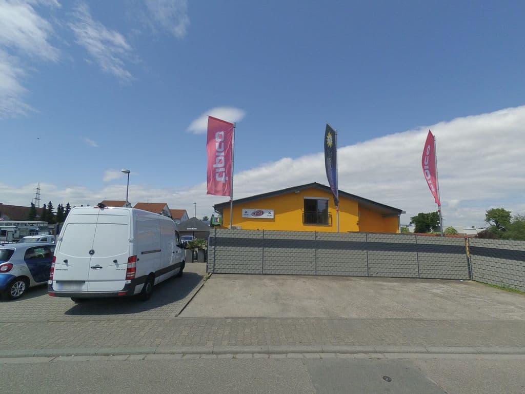 Street view near Billard Café 501