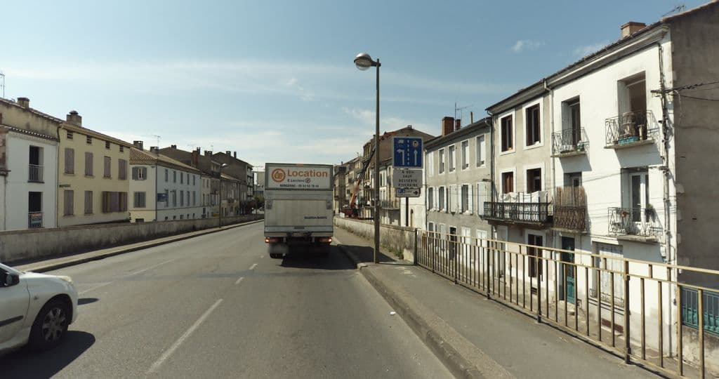Street view near Dealeur de Saveurs