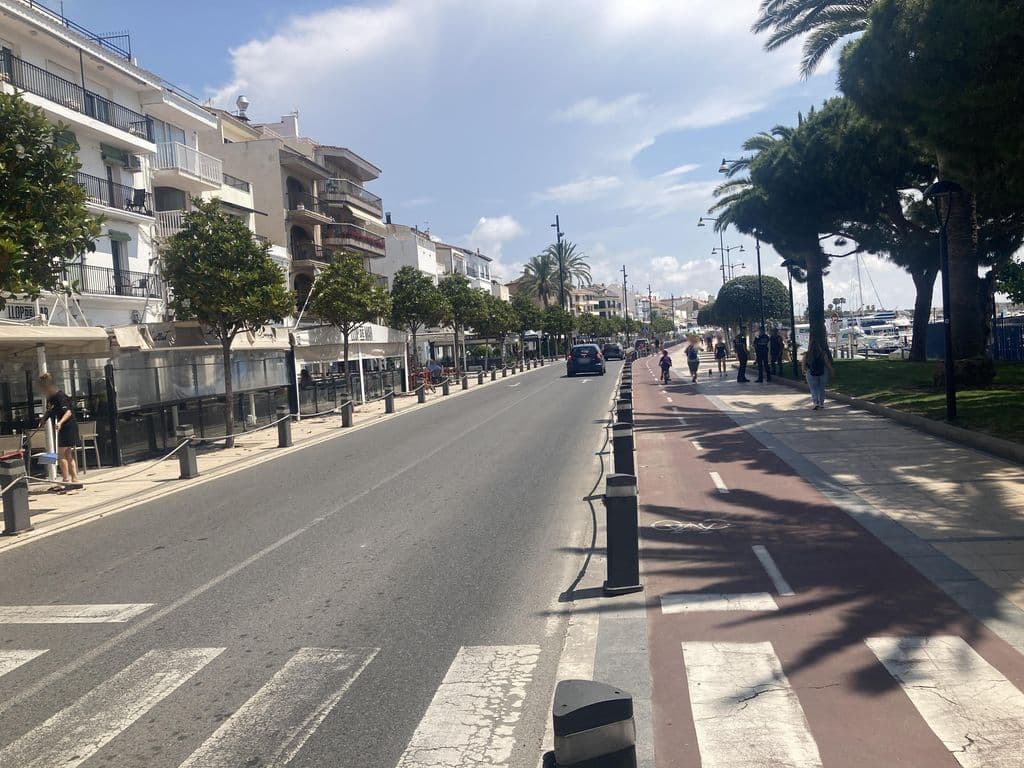 Street view near Salmar Lounge