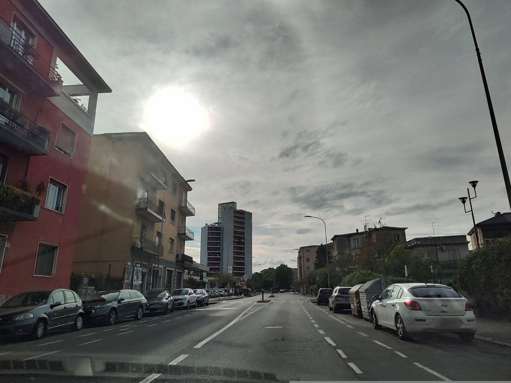 Street view near Aly's Coffee ( servizio narghilè e sospeso per il momento )