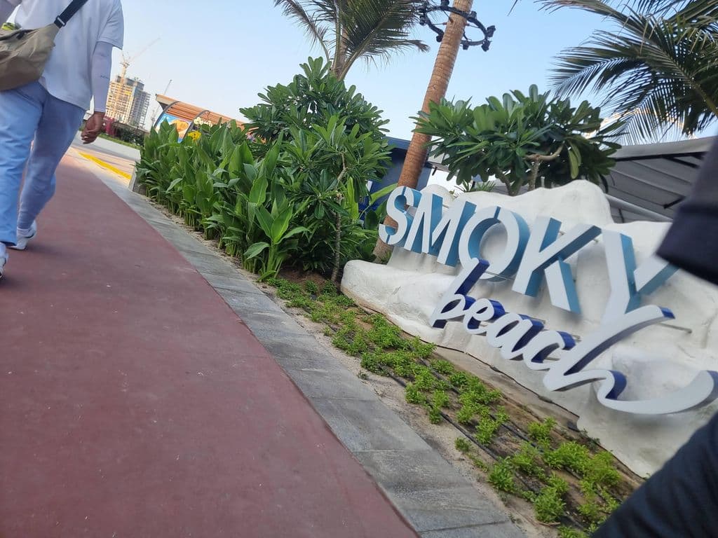 Street view near Smoky Beach