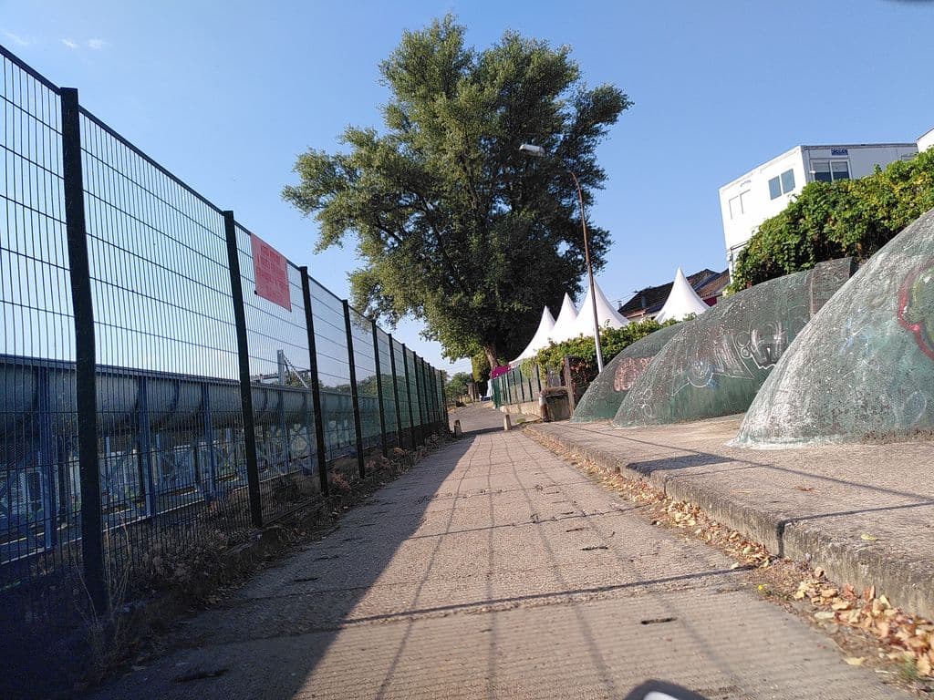 Street view near Le Gossip