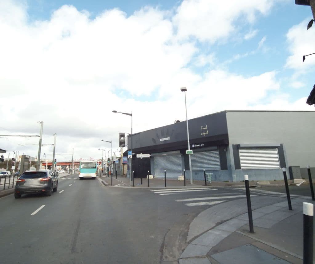 Street view near La Villa Plus Chicha Lounge
