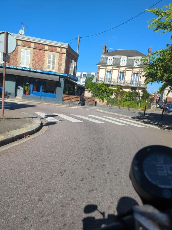 Street view near Le Diamond Mantes