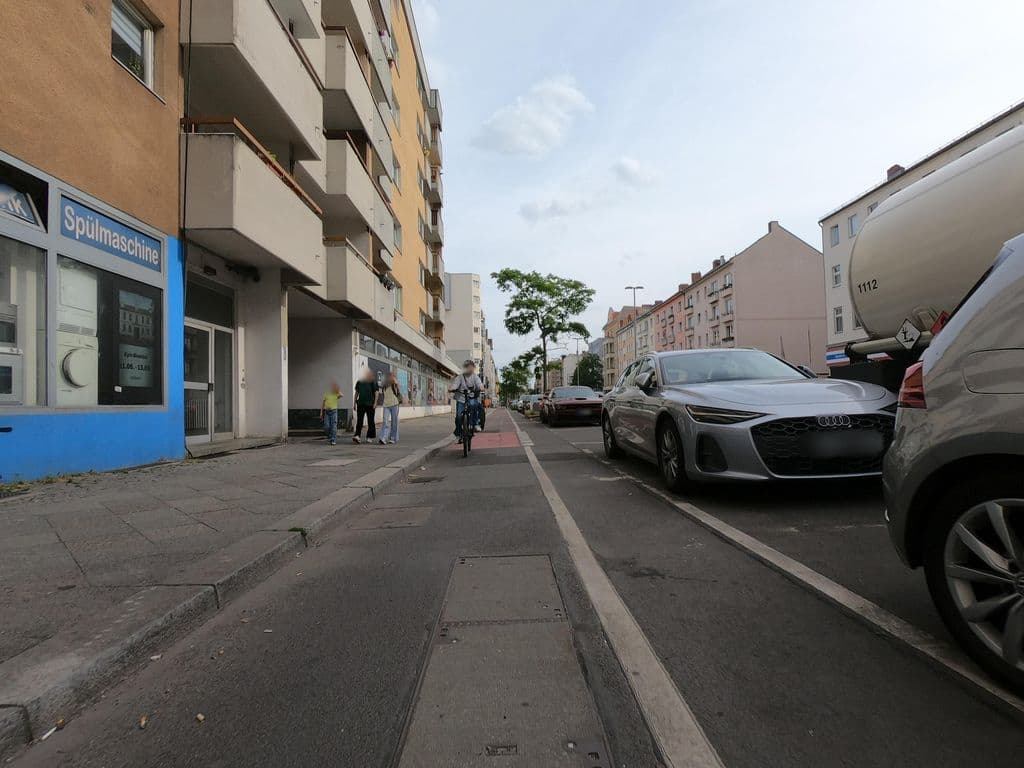 Street view near Black Pearl
