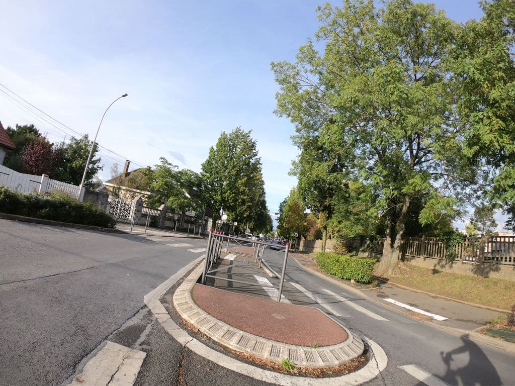 Street view near Le 200