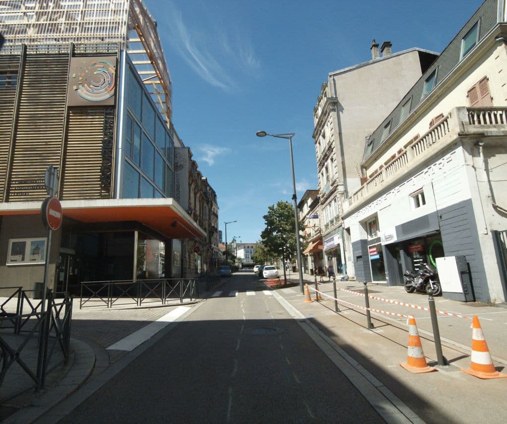 Street view near L'Instant Thé